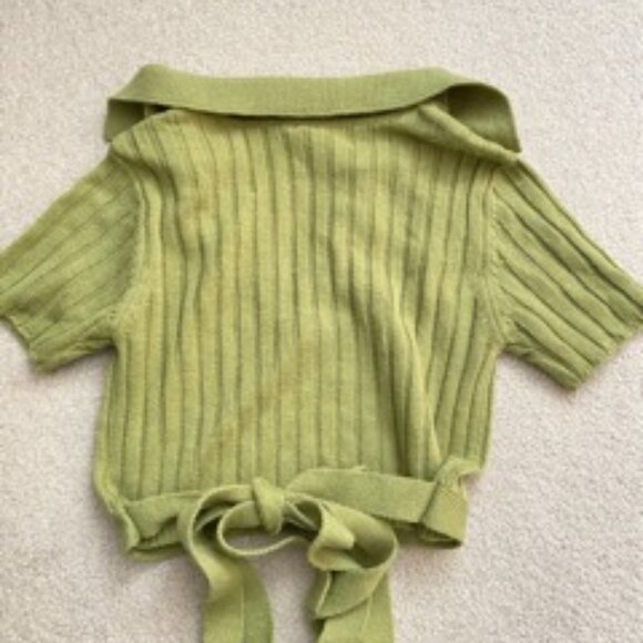 Short Sleeved Crop Top - Picture 2 of 3